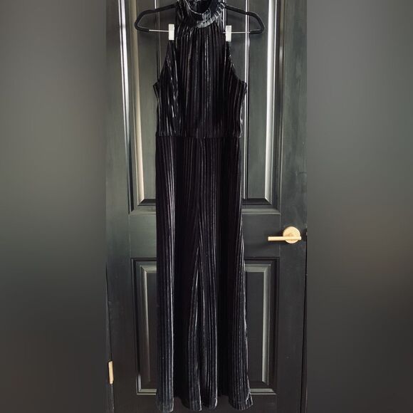 Alexia Admor Meghan Velvet Jumpsuit Black | Size 8 - Picture 5 of 10